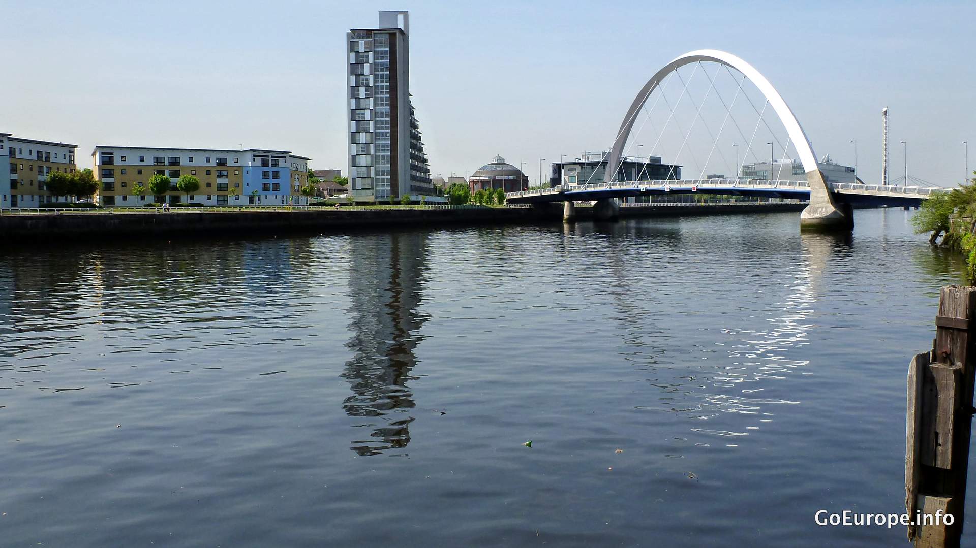 The river devides Glasgow in two parts.